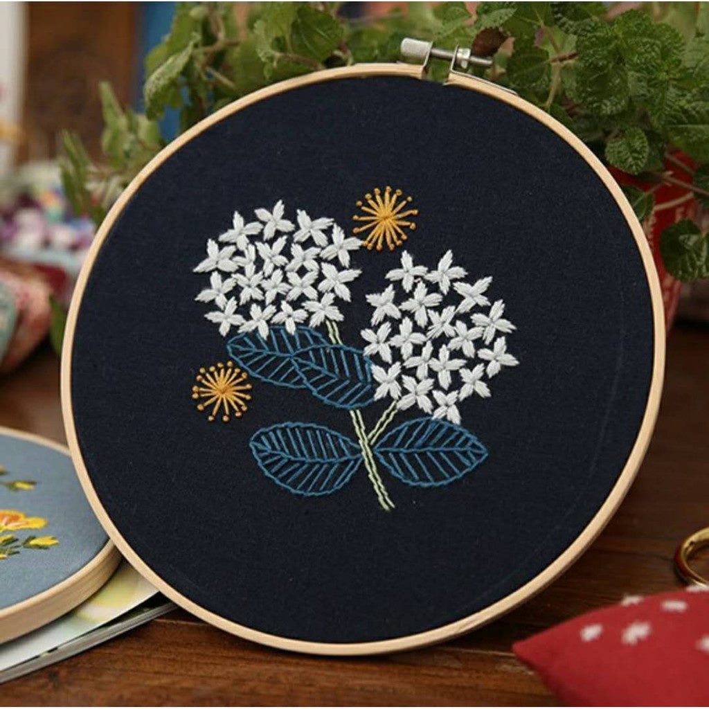 Embroidery Kit- Needlework for Beginner- Cross Stitch set/ DIY手工刺绣材料包- 复古式初学者绣花套件