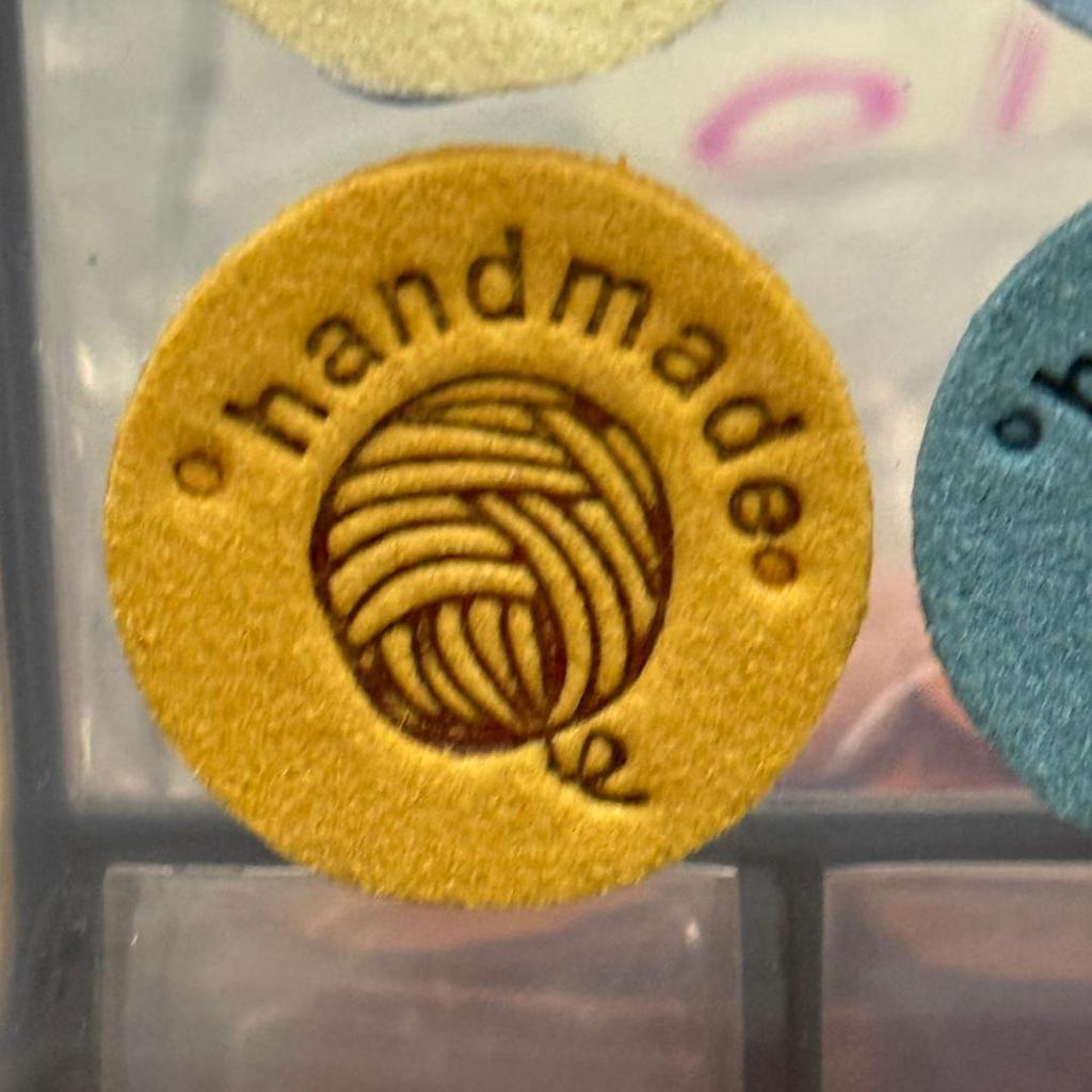 5pcs Handmade Microfiber Label Tag Color Tag O Size Tag 彩色标签handmade圆形两孔压花麂皮绒皮标